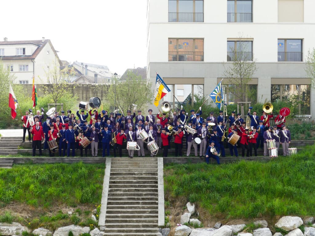 Photo de groupe de musiciens au bord de la rivière