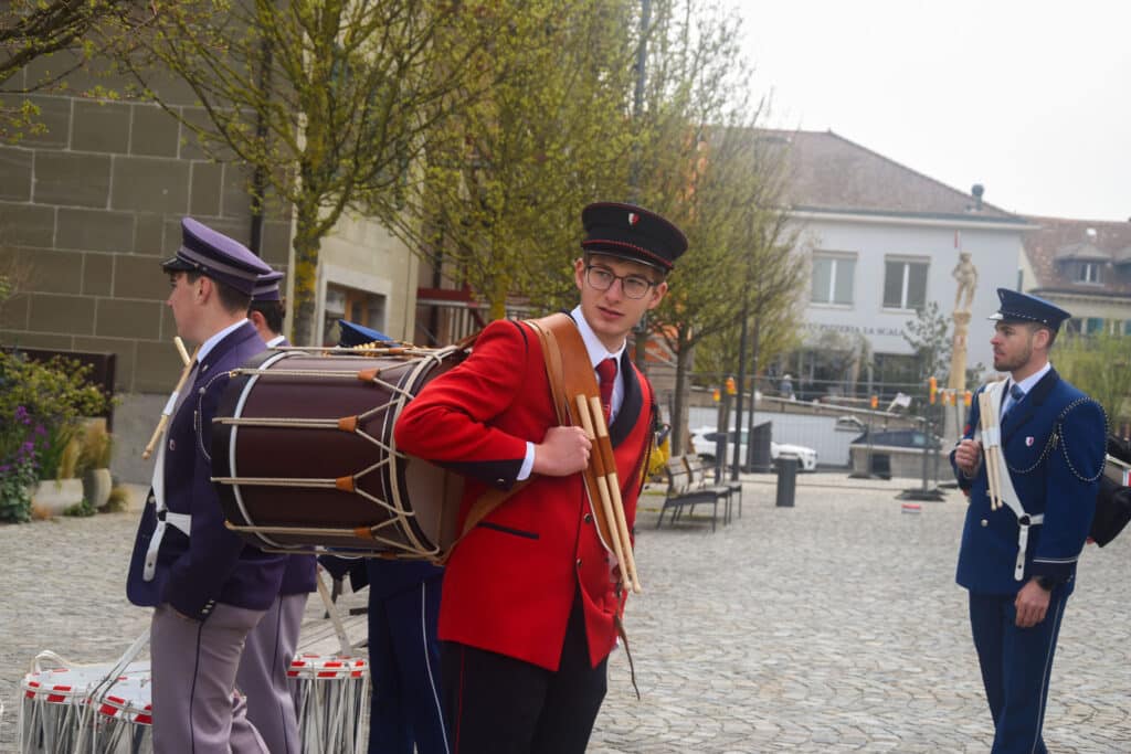 Musiciens avec une grosse caisse sur une place